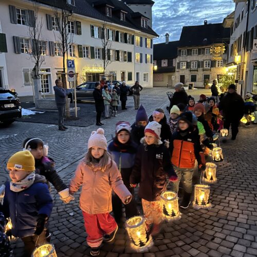 Kinder tragen ihre Laternen