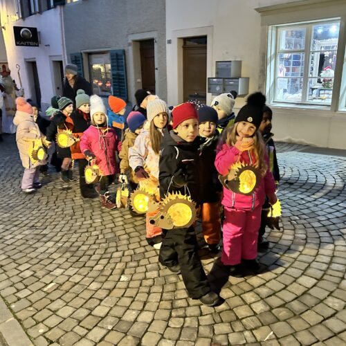 Kinder laufen mit ihren Laternen durchs Städtli