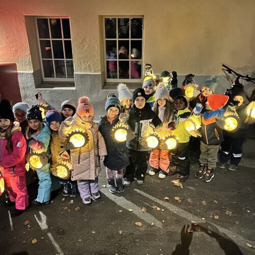 Eine Klasse mit ihren Igel Laternen
