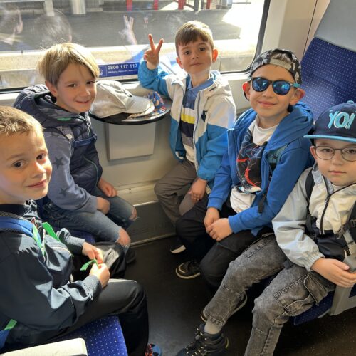 5 Jungs im Zugabteil