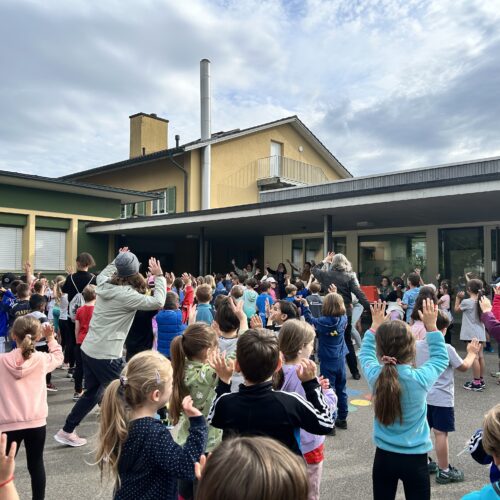 Kinder turnen zur Musik ein