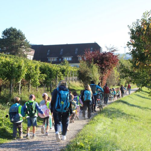 Kinder wandern zur Badi