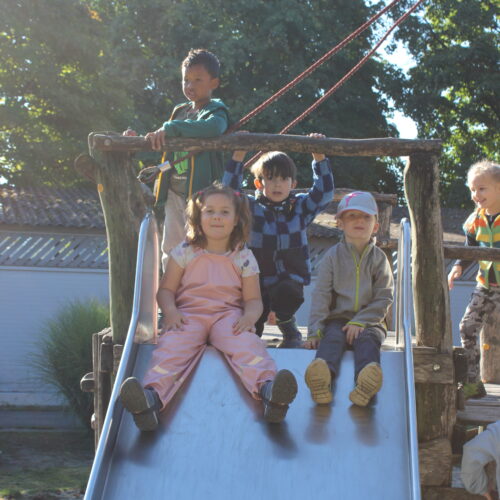 Kinder auf der Rutsche