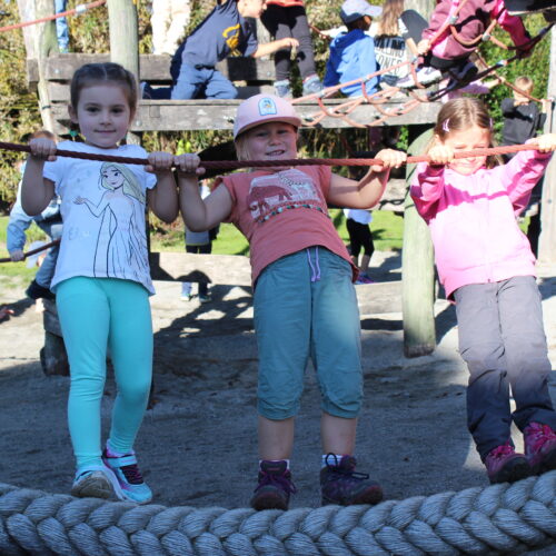 Drei Mädchen auf Hängeseil