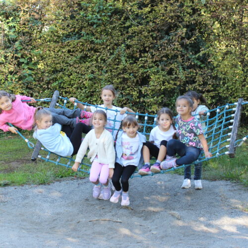 Kinder auf der Hängematte