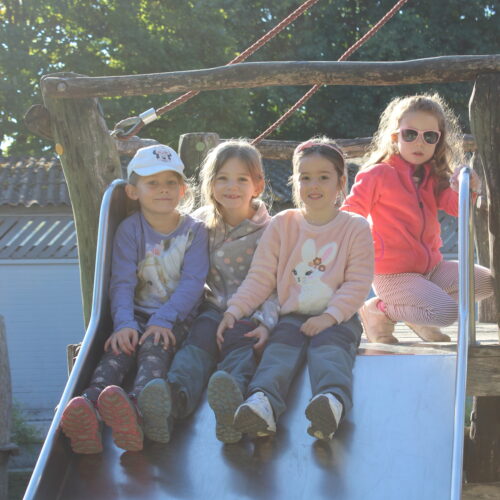 Mädchen auf der Rutschbahn