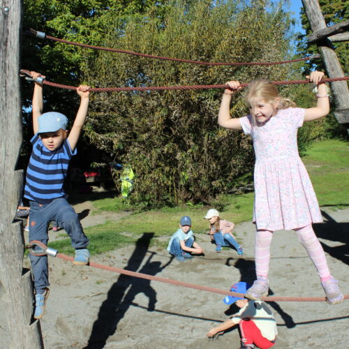 Kinder balancieren auf Seil