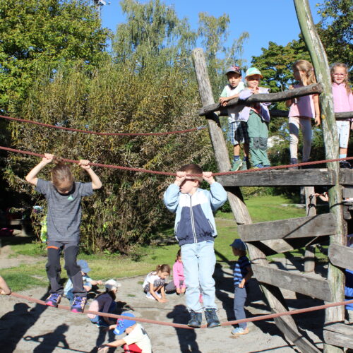 Kinder spielen auf Spielplatz