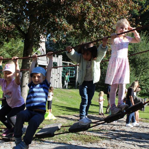 Kinder auf Hängebrücke
