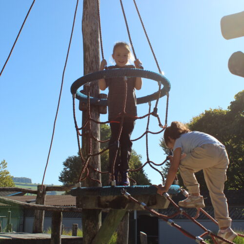 Mädchen steht auf Krähennest