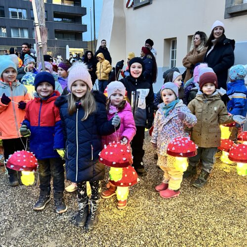 Kinder warten mit ihren Laternen