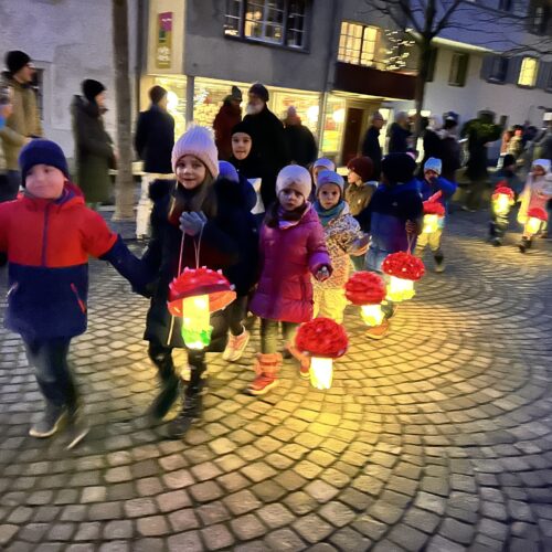 Kinder laufen am Umzug mit ihren Laternen