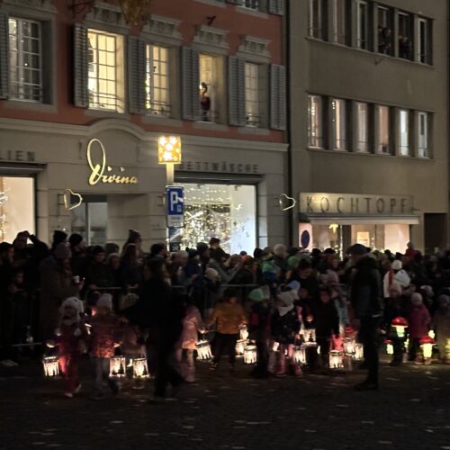 Kinder laufen mit Laterne zur Kirchentreppe