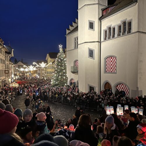Blick von der Kirchentreppe ins Städtli
