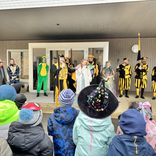 Heinivater begrüsst die Fasnächtler