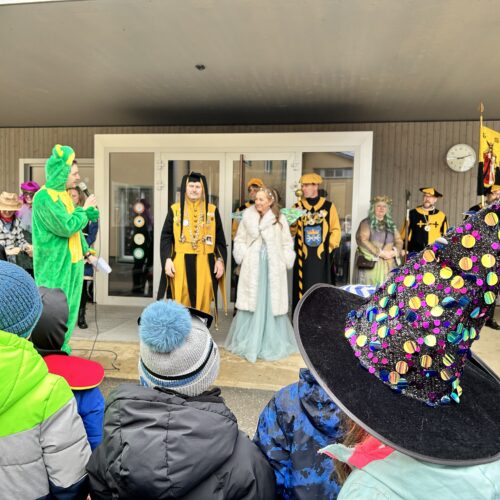 Schulleiter begrüsst den Heinivater und die Zunft