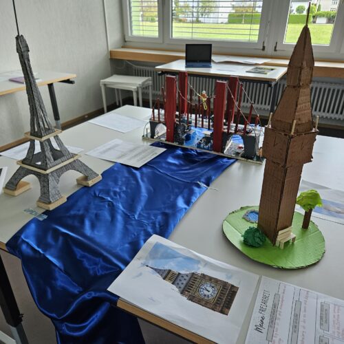 Eiffelturm und Brücke aus Karton