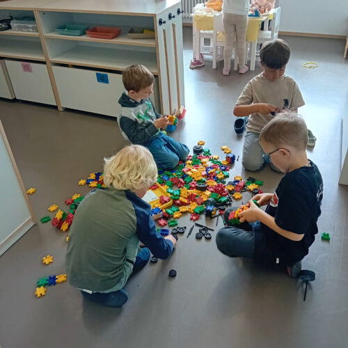 Kinder spielen mit Clics