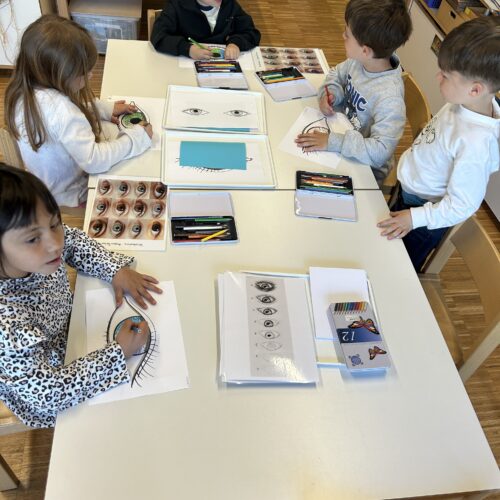 Kinder malen Augen aus