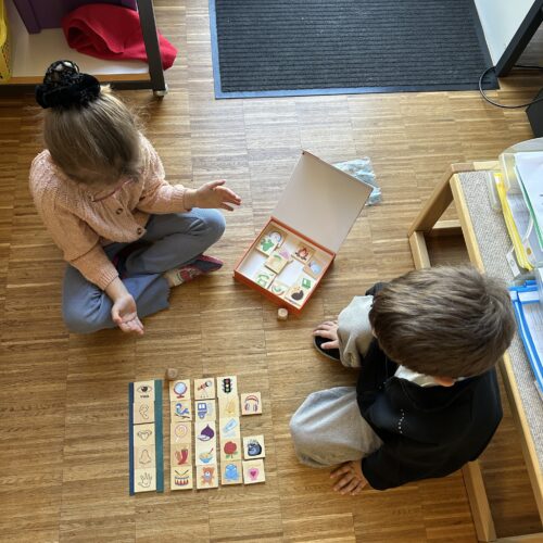 Kinder machen Holzkärtlispiel