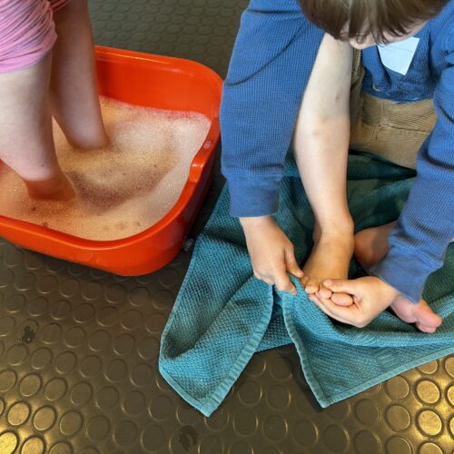 Kinder waschen die Füsse