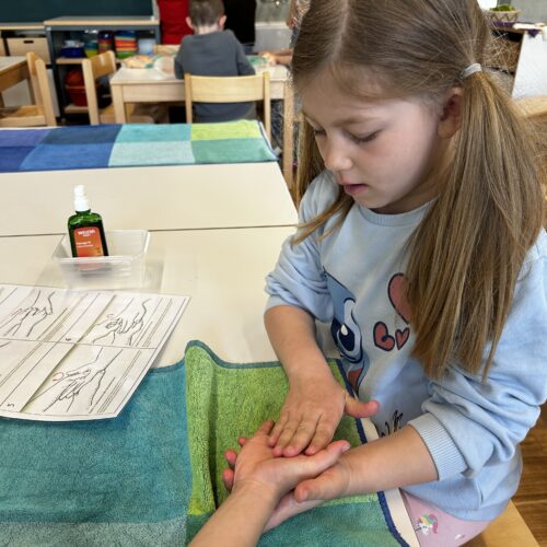 Mädchen macht Handmassage