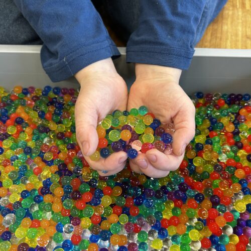 Hände gefüllt mit Sensorikkügelchen