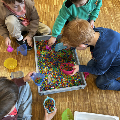Kinder spielen mit Sensorikkügelchen