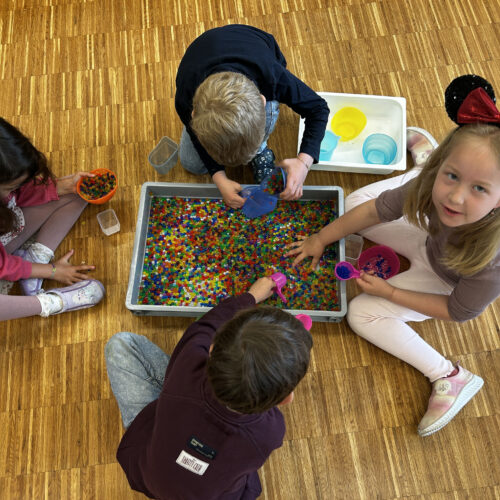 Kinder spielen mit Sensorikkügelchen