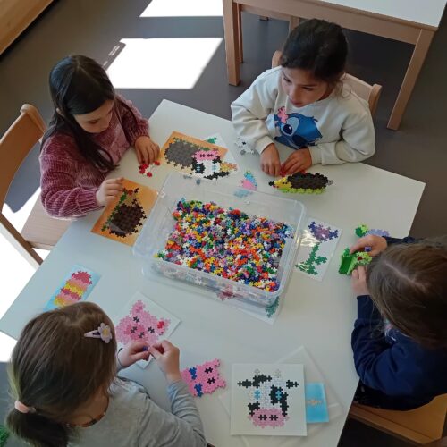 Kinder spielen mit Steckteilen