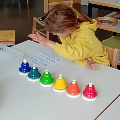 Mädchen spielt Lied mit Glockenspiel