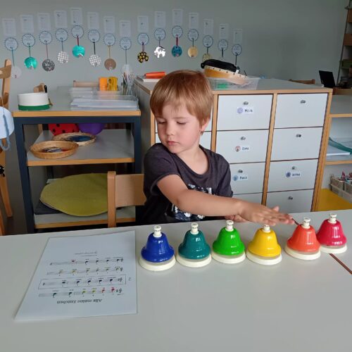 Junge spielt mit Glockenspiel
