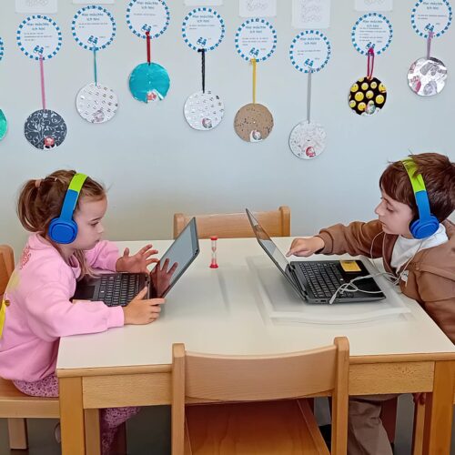 Zwei Kinder spielen am Laptop