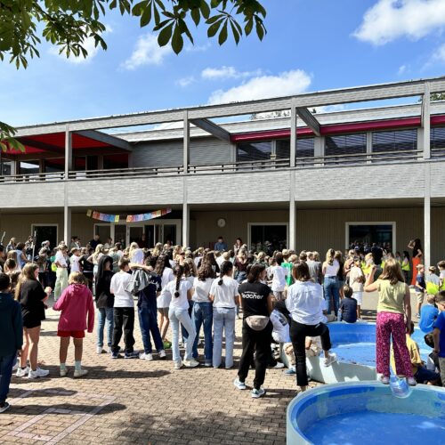 SL begrüsst alle Schüler auf dem Pausenplatz