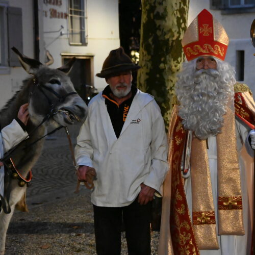 Samichlaus und Esel mit Begleiter