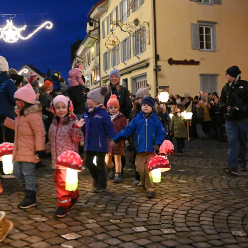 Kinder laufen mit Pilzlaterne durch Städtli