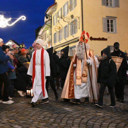 Samichlaus läuft mit Zwergen und Schmutzli durchs Städtli