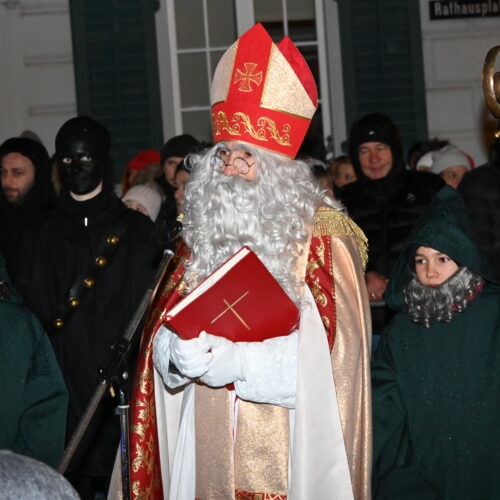 Samichlaus und Zwerge hören beim Vers zu