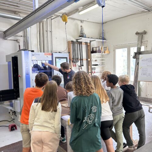 Kinder am Zuschauen beim Schreiner