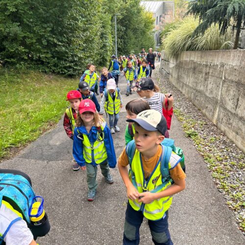 Kinder wandern zum Büroner Weiher