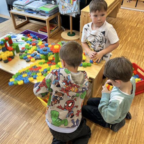 3 Jungs spielen mit Plastikblumen