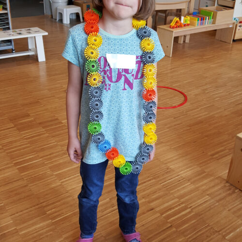 Kind trägt Kette