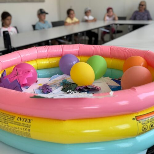 Pool mit Karten und gefalteten Fischen