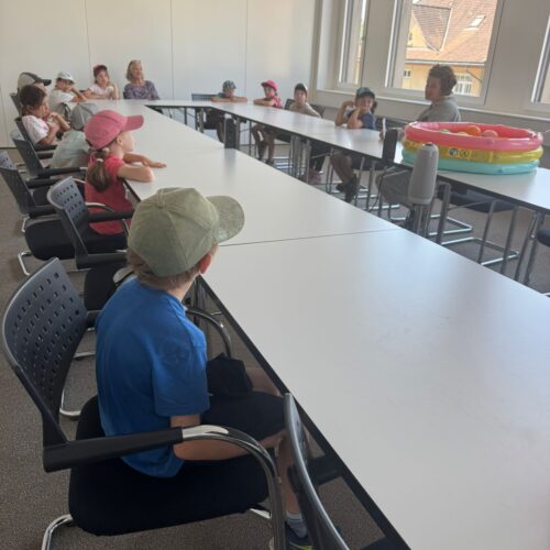 Schüler und Schülerinnen der 1. Klasse mit Judith Studer am grossen Sitzungstisch