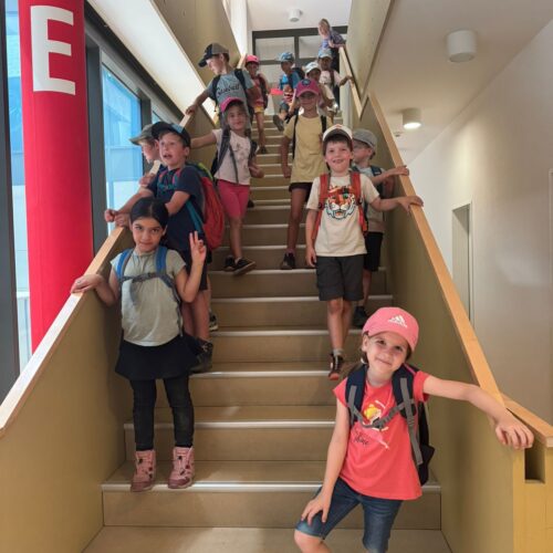 Kinder auf der Treppe im Stadthaus