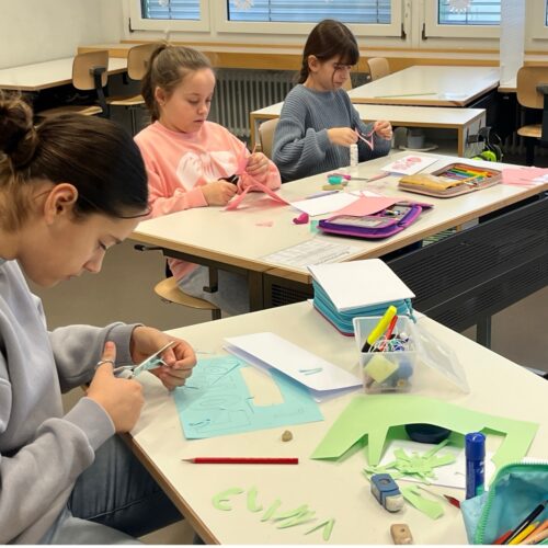 Mädchen schneiden Papier