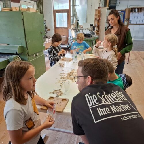 Schüler in der Schreinerei