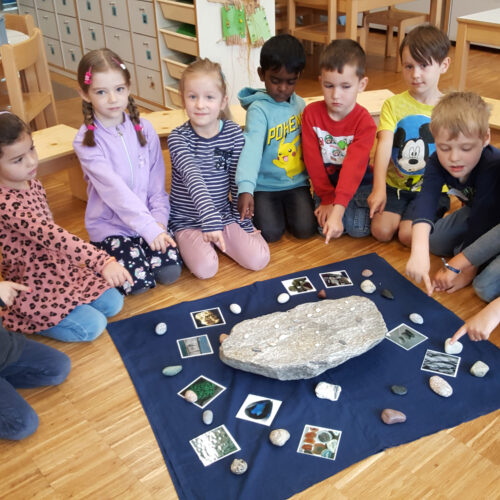 Kinder suchen nach Steinen