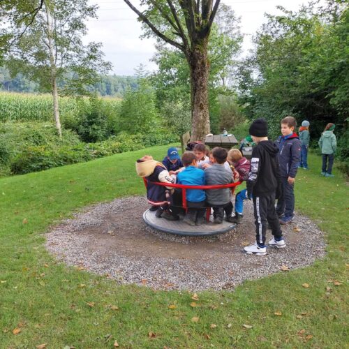 Kinder auf Drehkarussel