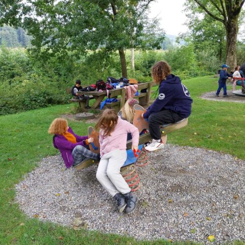 Kinder auf Wippgerät